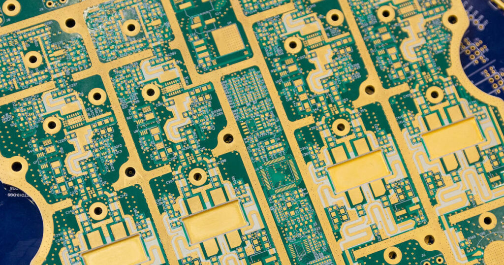 Guide du processus PCB manufacturing : des fichiers Gerber aux circuits imprimés finis